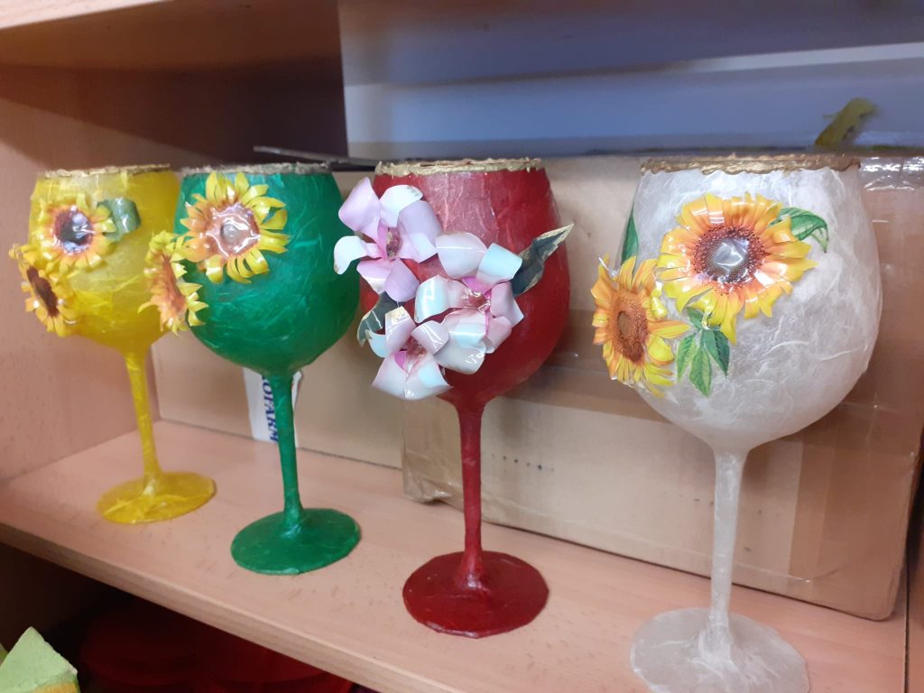 Cztery kolorowe lampki do szampana ozdobione w kolorowe kwiaty