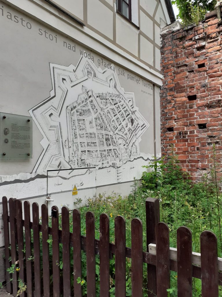 Mapa dawnego Torunia z jego fortyfikacjami obronnymi (ujęcie z lotu ptaka), Mapa na ścianie budynku.
