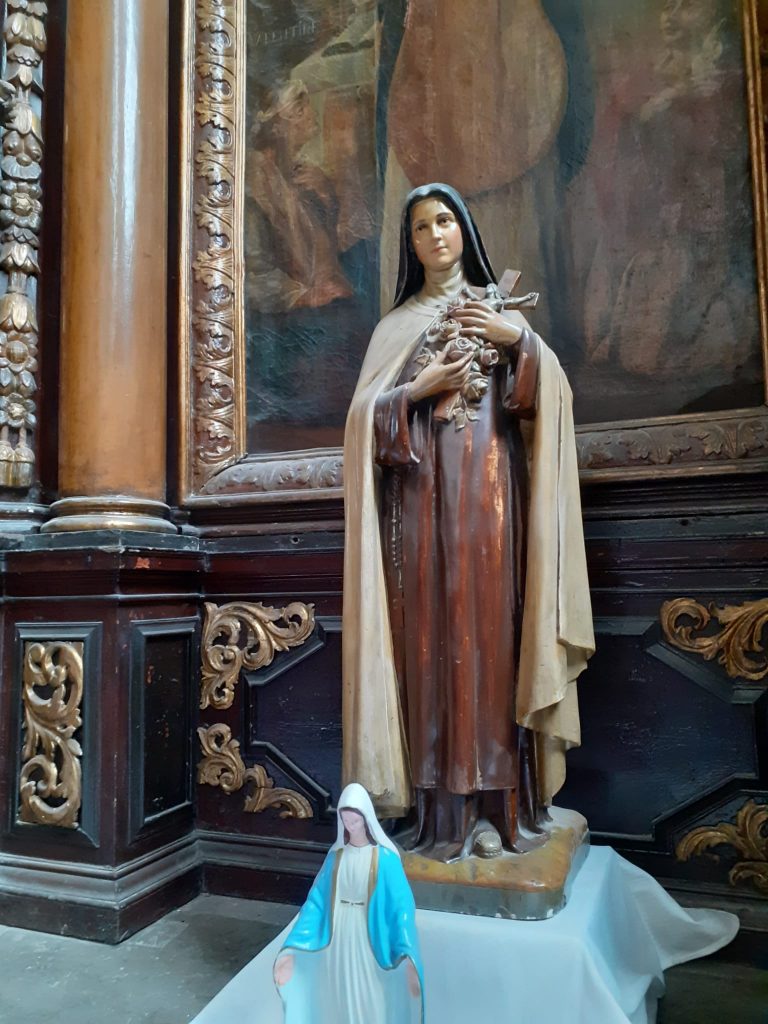 Rzeźba Matki Boskiej trzymającej na rekach krzyż