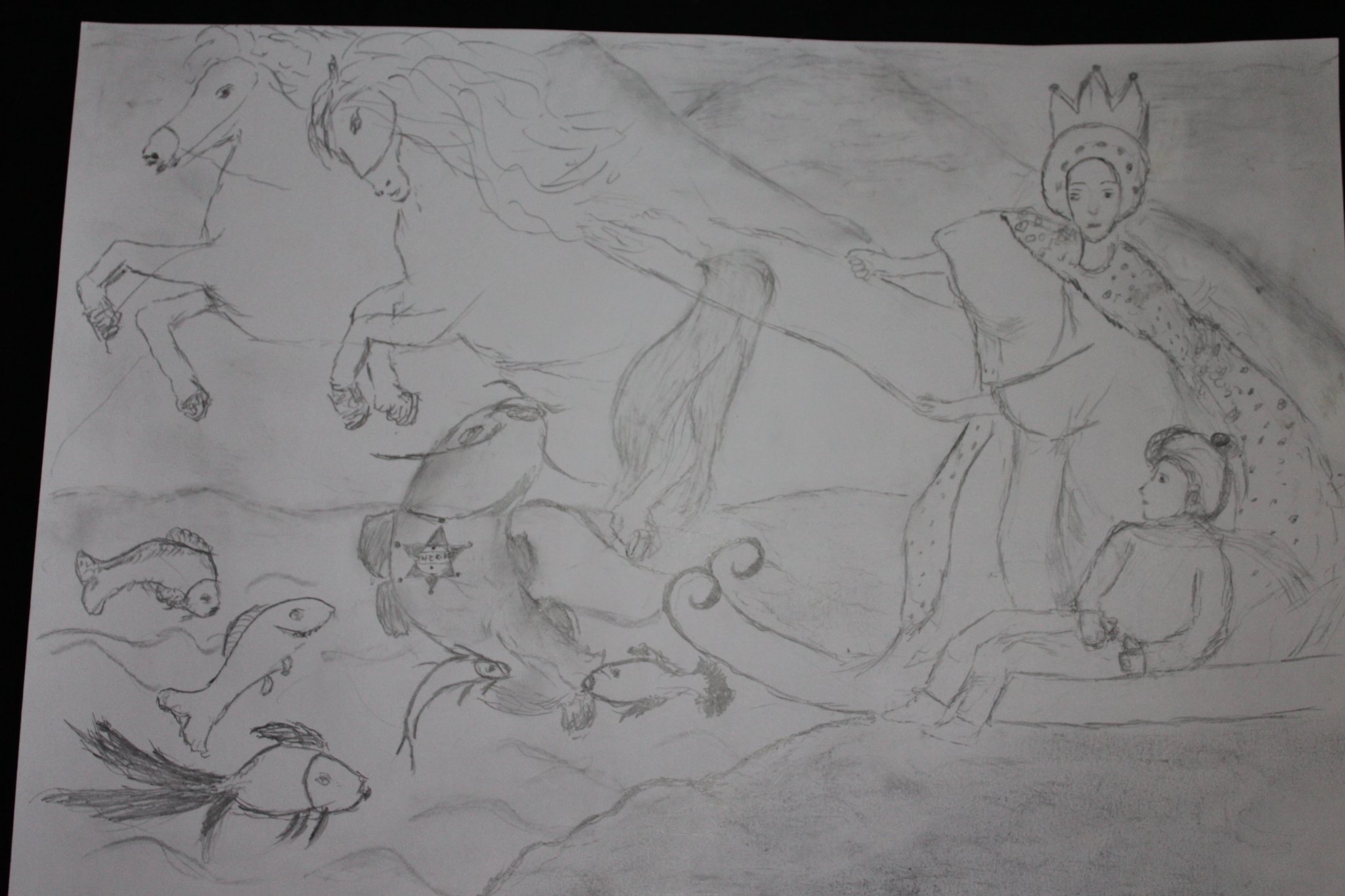 Czarno-biała praca rysowana ołówkiem. Król z młodym księciem na saniach ciągnięci przez konie przed nimi woda w której pływają ryby.