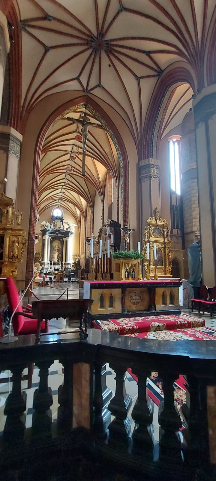 Katedra ze środka, sklepione sufity, złote obrazy oraz figury na ołtarzu oraz za nim.