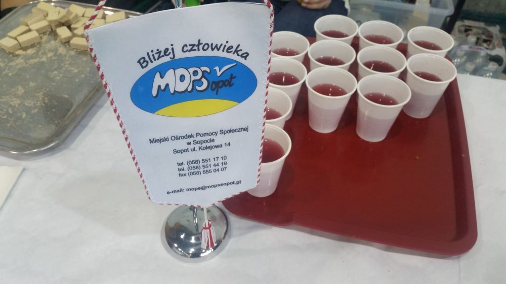 Proporczyk MOPS Sopot "Bliżej człowieka" oraz słodycze, kubki z napojem dla uczestników turnieju.