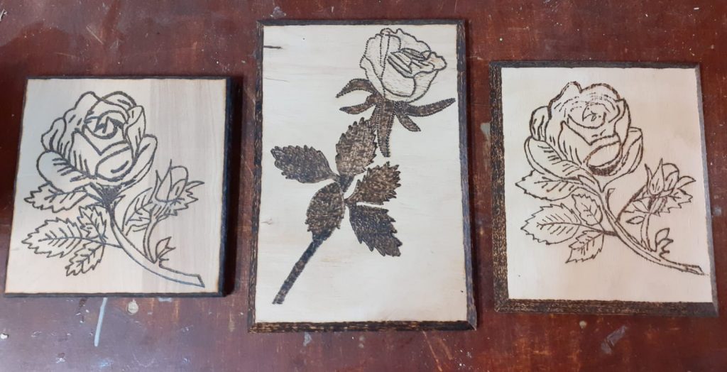 Trzy obrazy wykonane metodą wypalanki przedstawiają różne róże