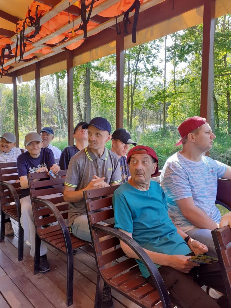 Grupa osób w tramwaju wodnym spoglądająca w różne strony