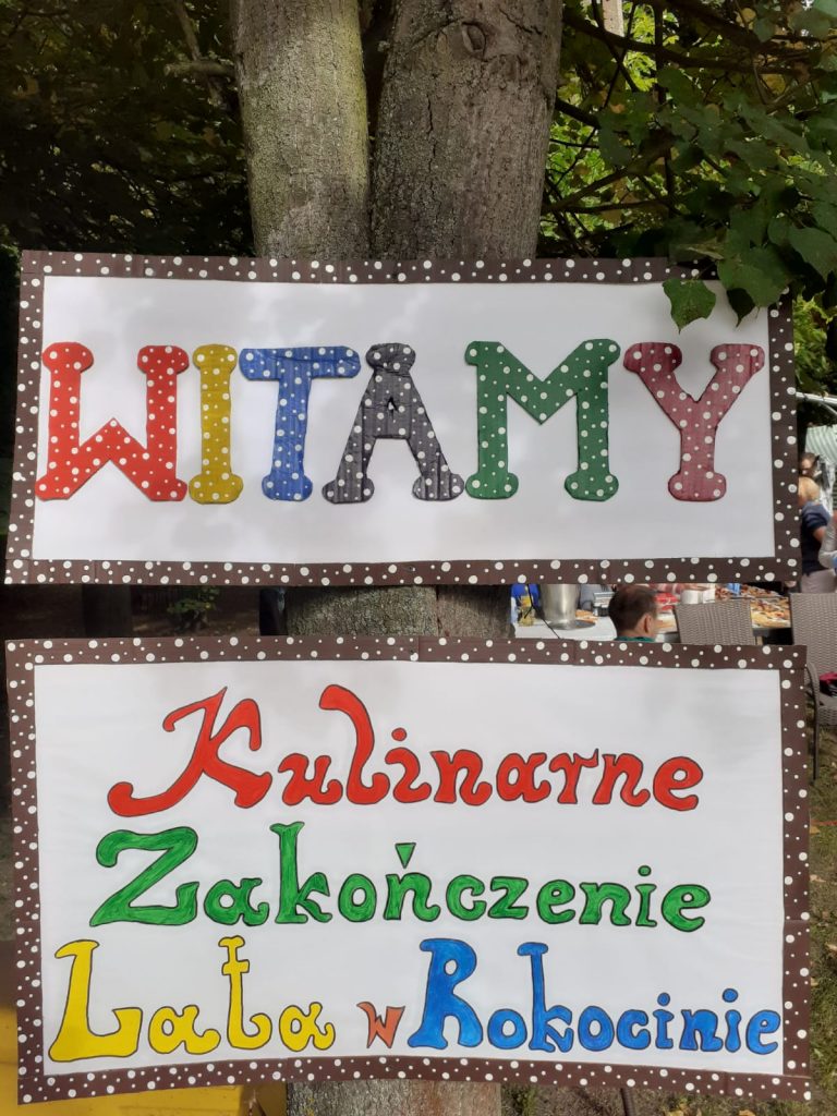 Kolorowe dwie tablice z napisami "Witamy" oraz "Kulinarne Zakończenie Lata w Rokocinie"