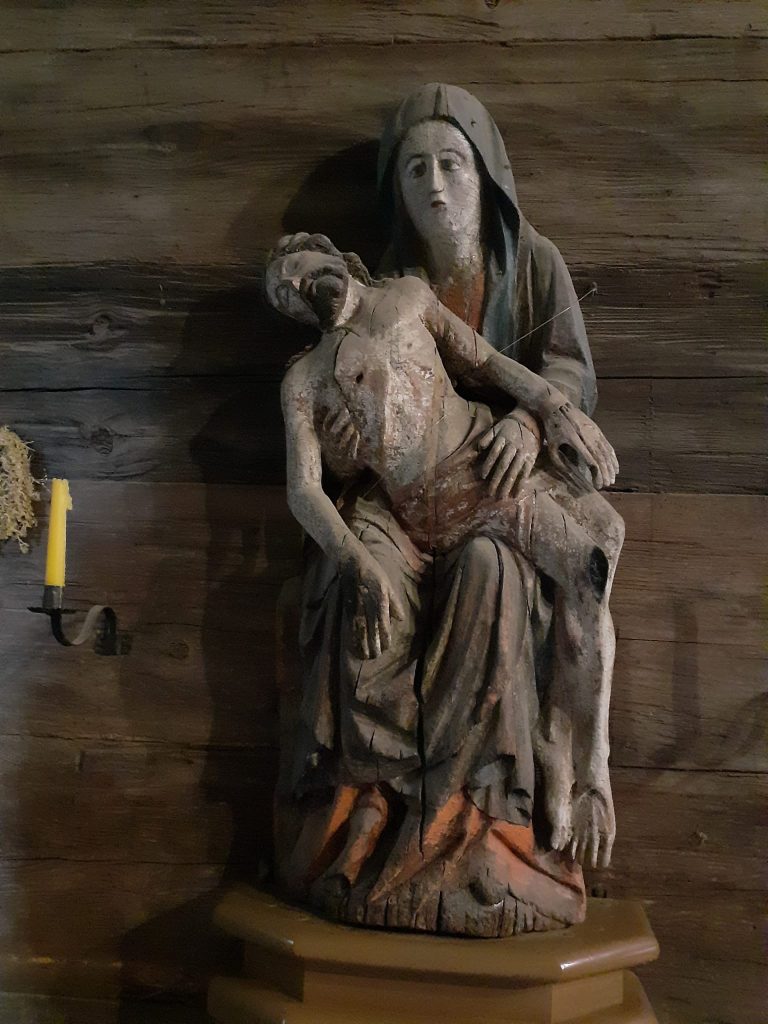 Stara figurka Matki Boskiej trzymająca na rękach konającego Jezusa wykonane z drewna