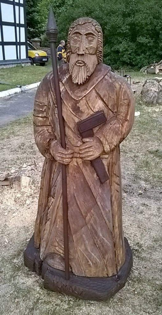 Drewniana rzeźba Św. Tomasz'a, która stoi przy kościele w Sławianowie