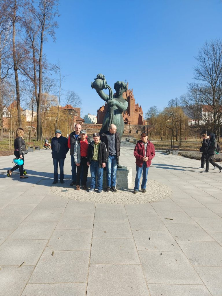 Mieszkańcy przy pomniku Wierzyczanki w parku miejskim.