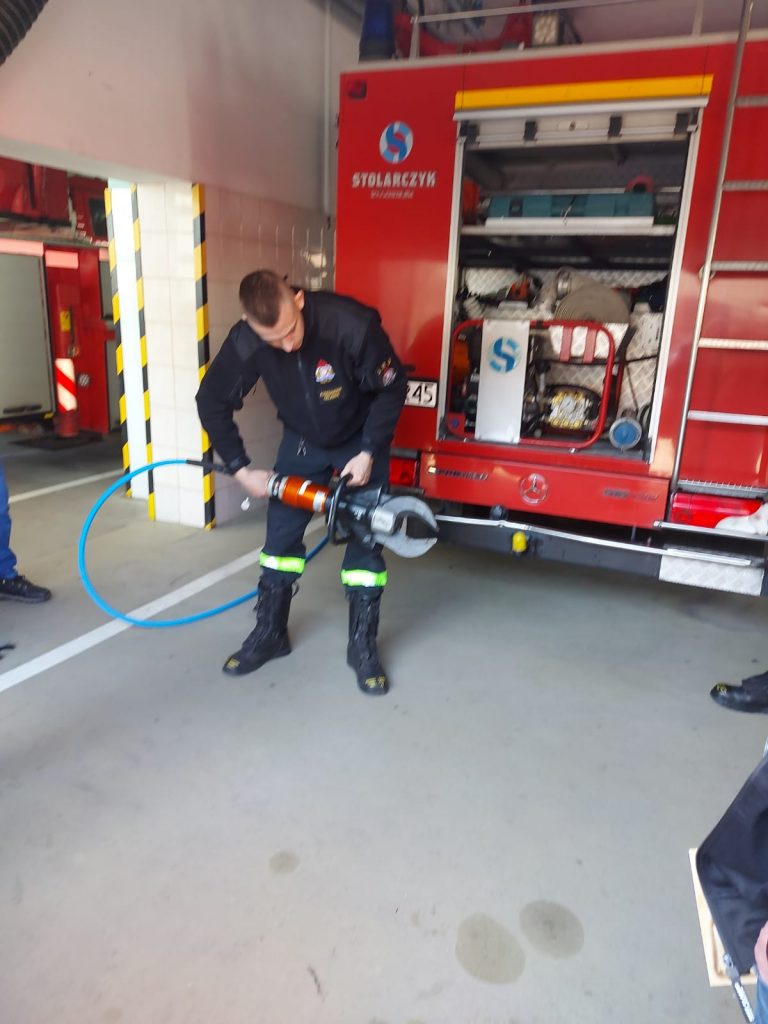 Strażak trzyma w ręku szczycpce pneumatyczne