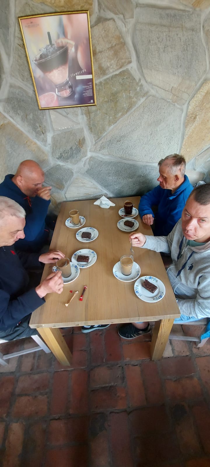 CZtech mężczyzn podczas jedzenia ciasta oraz picia kawy.