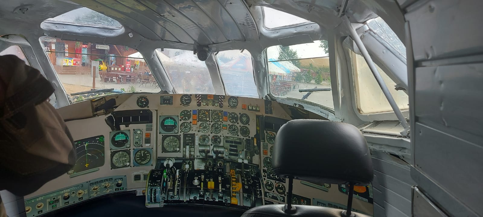 Kokpit samolotu pasażerskiego.